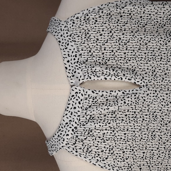 Adrianna Papell white & black pleated loose-fit sleeveless top, size medium - Picture 6 of 9
